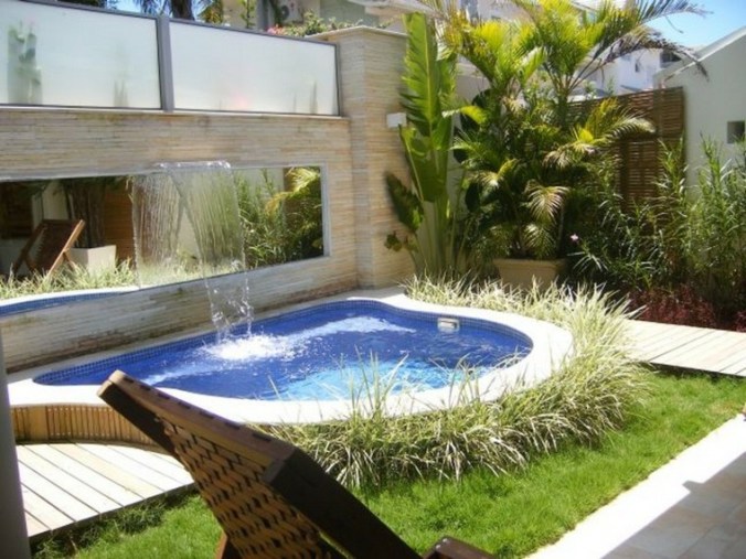 bonito-jardin-fuente-piscina